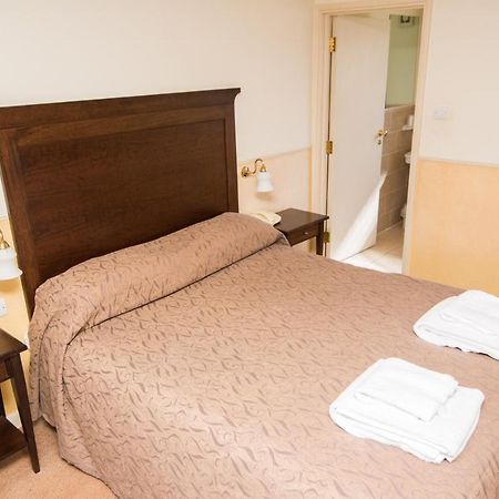 The Bell Hotel Клэар Экстерьер фото