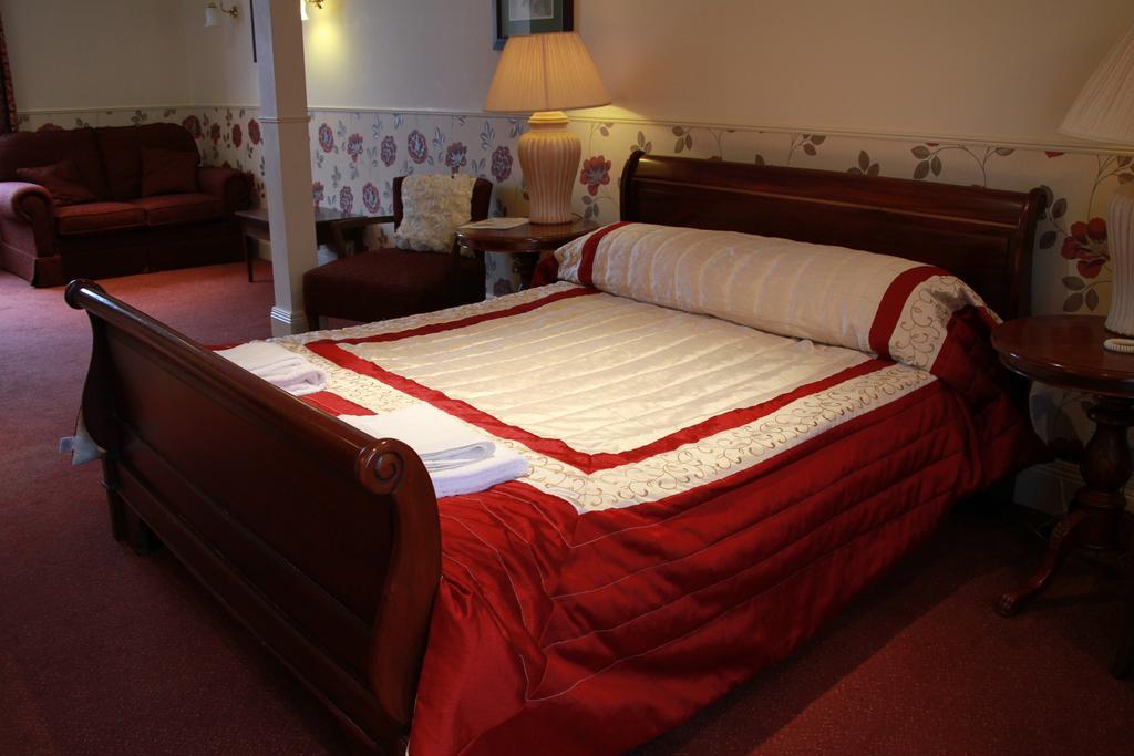 The Bell Hotel Клэар Экстерьер фото