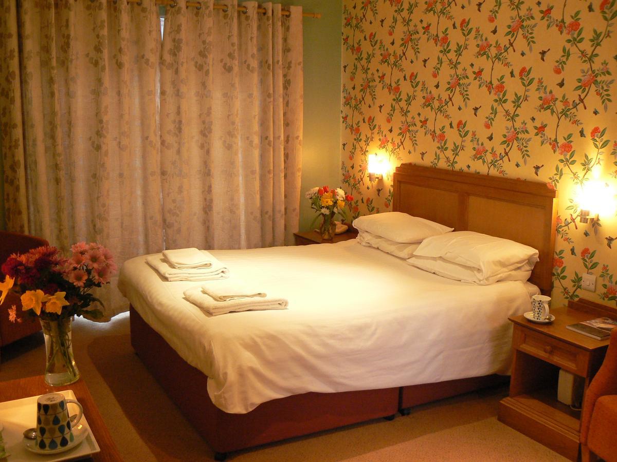 The Bell Hotel Клэар Экстерьер фото
