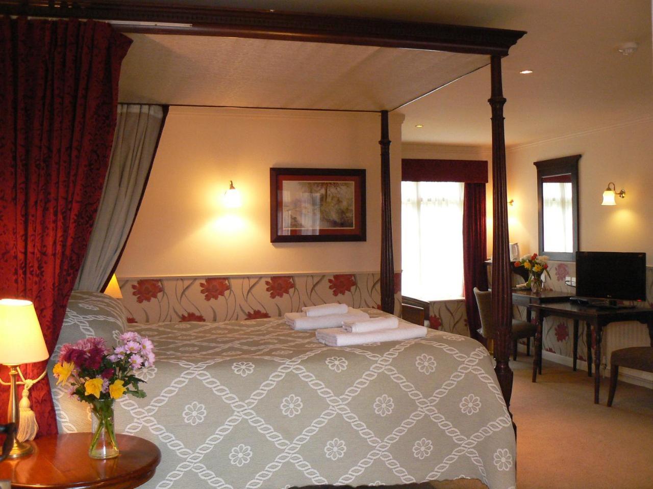The Bell Hotel Клэар Экстерьер фото