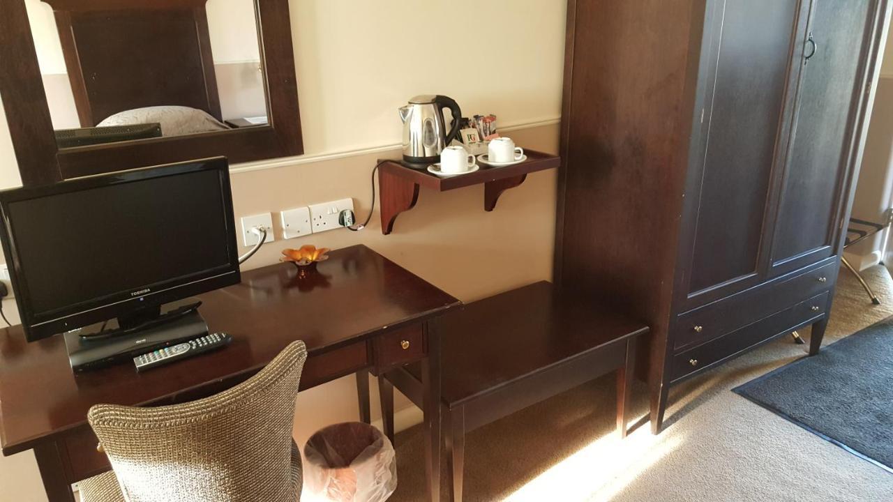 The Bell Hotel Клэар Экстерьер фото