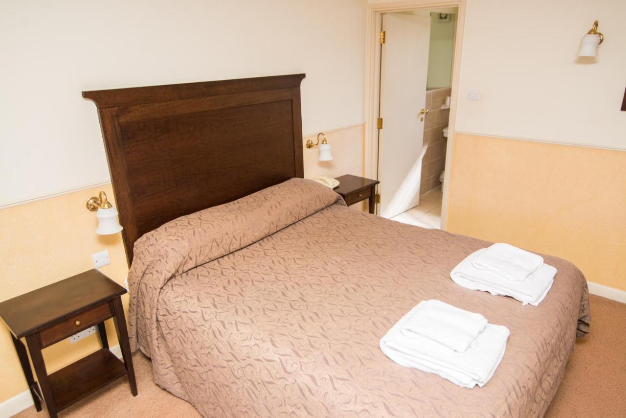 The Bell Hotel Клэар Экстерьер фото